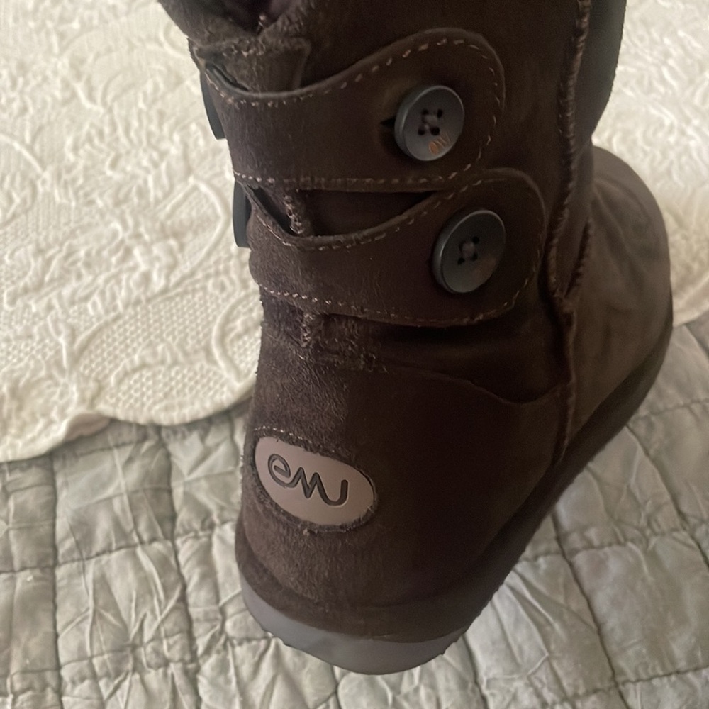 EMU BOOTS SIZE 6